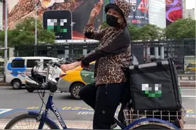 69岁台女星骑三轮车送外卖，曾被二婚丈夫家暴，儿子成娱乐圈新人图片