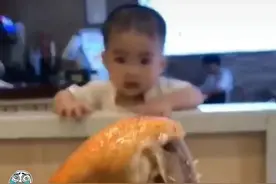 爸爸带儿子餐厅吃饭，邻桌阿姨用鸡腿引逗又收回，网友：娃被馋哭图片