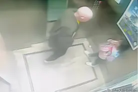 电梯女孩凭实力摆脱坏爷爷：这份自救指南一定记牢图片