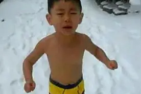 3岁雪地“裸跑”，那个被“鹰式教育”的男孩怎样了？令人感慨图片