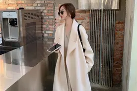不管什么衣服，尽量多挑这些“显白高级”色！比黑白灰更时髦百搭图片