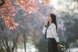 拍照姿势不重样，日常又好看的8个姿势，一个人拍照时不要错过图片