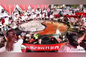 河南洛阳地摊5米小龙虾火锅，大家分批吃图片