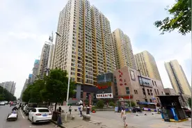 路过武汉光谷最大还建小区：毗邻热门商圈，名字时尚，租房首选地图片