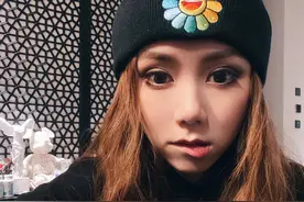 邓紫棋晒怼脸自拍大眼灵动，戴针织帽俏皮咬嘴唇呆萌可爱图片