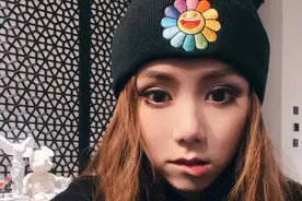邓紫棋晒怼脸自拍大眼灵动，戴针织帽俏皮咬嘴唇呆萌可爱图片