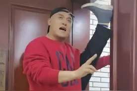 49岁黑子一字马比女星强？腿崩成直线高过头顶，网友：好像假腿图片