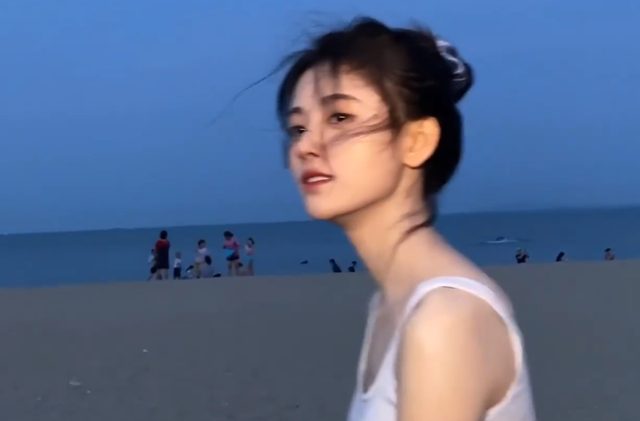 耳朵前鬓角下鸡皮疙瘩红印