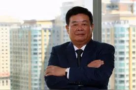 曹德旺回乡捐钱，对仇人说：谢谢你当年那一拳不然我现在跟你一样图片