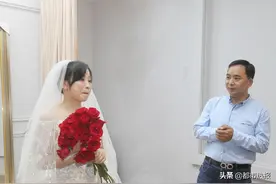 结婚15年第一次拍了婚纱照，曾两次与婚纱照失之交臂，圆梦后她哭了图片
