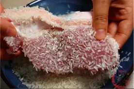 把五花肉放进大米里，太厉害了，老保姆的拿手绝活，比红烧肉还香图片