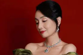 陶虹越老越有女人味，吊带睡衣外披白色开衫，年近半百仍妩媚迷人图片