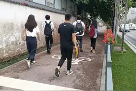 西安科技路这段路面改造咋把人行道改没了？市民：和骑车人抢道太危险图片