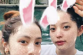 邓紫棋未穿泳衣就游泳，和欧阳娜娜拍湿发合照，网友：换件泳衣吧图片