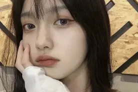 小说：她突然瞪了我一眼图片