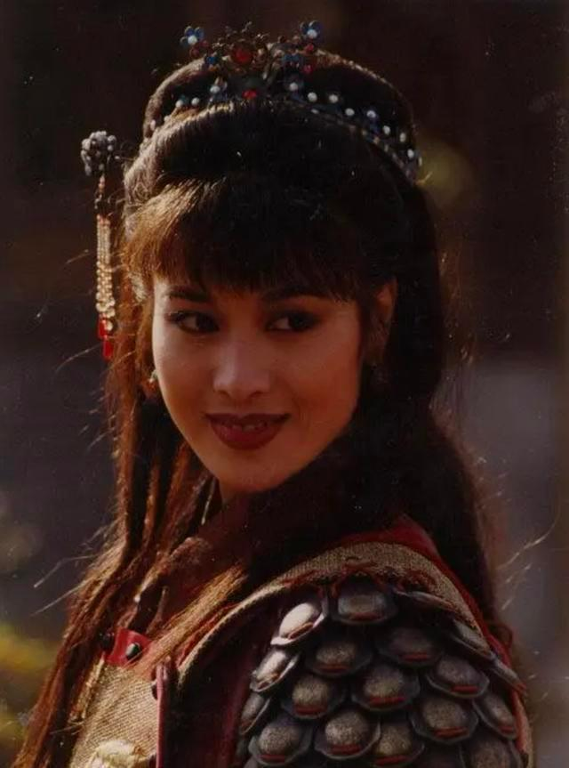 扈三娘郑爽个人简历,她也叫郑爽,《水浒传》中的"扈三娘",如今52岁