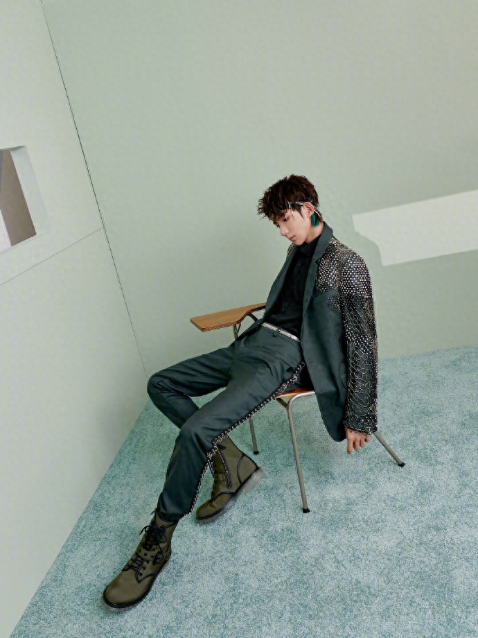 TFBOYS日光旅行七周年演唱会,王源绿色系穿搭细节超用心