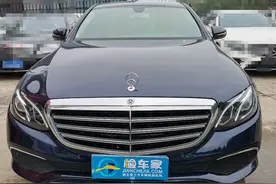 31万买辆奔驰E200，掀开后备箱触目惊心，小姐姐委屈求拥抱图片