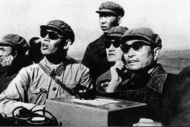 我国第一颗原子弹爆炸前，戈壁中出现了国军，居然还向爆炸点前进图片