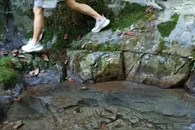 登山庆祝祖国母亲72岁华诞图片