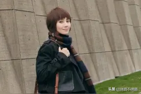 真正高级的女人，45岁后很少会穿打底裤，看咏梅袁泉就知道了图片
