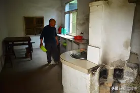 女儿出嫁儿子出外，农村大爷天天穿“脏”衣服，看咋回事图片