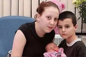 11年前，英国13岁男孩“喜当爹”！生下一女后，如今现状如何？图片