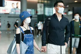 豪门千金何超莲气质真好！背带裤PK小黑裙，少女和小女人随意切换图片