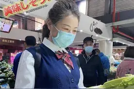 68岁奶奶穿“JK制服”买菜，不惧流言：我有追逐美的权利图片