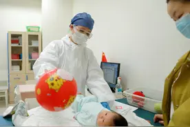 新生儿疾病筛查从未停 专家提醒家长可分时段预约就诊图片