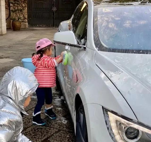 霍启刚和郭晶晶入住1.6亿豪宅，却“舍不得”给孩子花钱