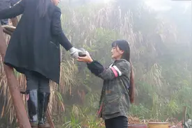 为了远离城市高房价，80后姑娘回乡改造石头屋，艰辛创造美好未来视频封面