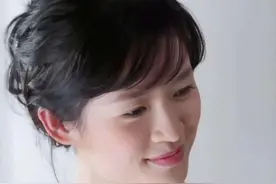 章子怡18岁旧照曝光，小吊带上镜青涩甜美，时隔23年气质未变图片