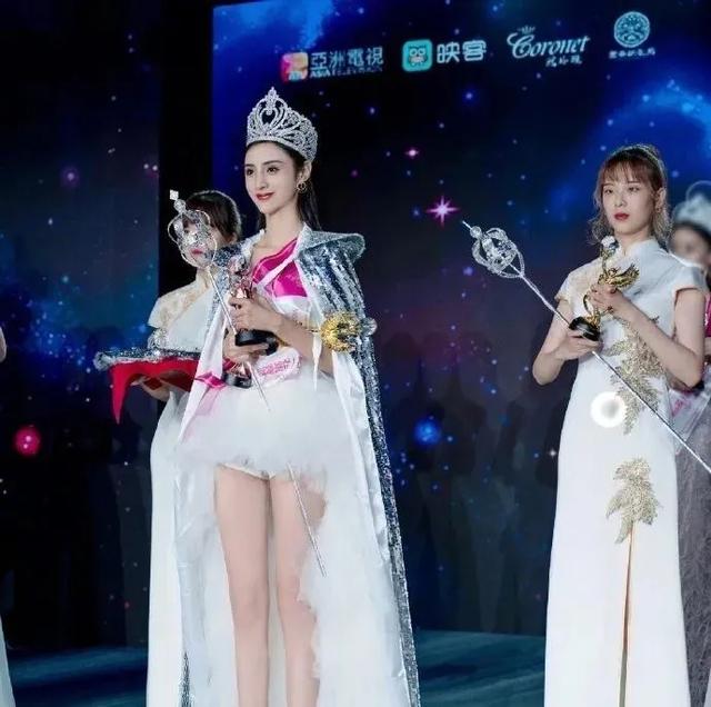 大学游泳课鸡皮肤