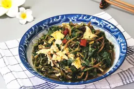 回农村婆婆家，带回来一兜野菜，炒一炒比肉还受欢迎，3分钟光盘图片