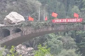 专家拆除四川一老桥，用了760斤炸药仍屹立不倒，专家陷入了沉思视频封面