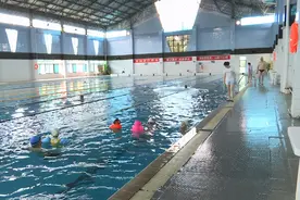 游泳馆、体育馆、兴趣班，你家娃，暑假在哪儿过？图片