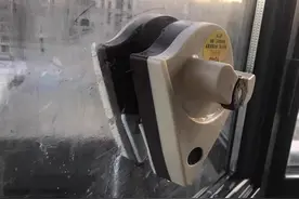 “擦窗神器”网上热销 警惕操作不当被夹手图片