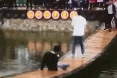 搞笑GIF：看了两分钟，这哥们终于掉河里去了图片