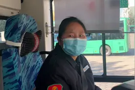 男孩乘公交车投币后突然哭了，这是咋回事？图片