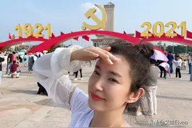 李冰冰打卡天安门，穿T恤戴防晒袖套打扮好亮眼，摘墨镜五官美翻图片