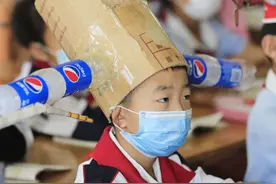 笑喷了！包头小学生戴“魔性手作”上课，画面简直不能太萌图片