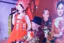 一个愿娶，一个想嫁，80岁老中医娶42岁女徒弟，酸到了谁？图片