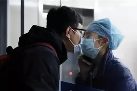 “我们领证了！”还记得隔着玻璃门的那一吻吗？图片