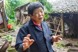 重庆65岁老人独居一座清朝古寨，美如世外桃源，养鸡养猪生活惬意图片