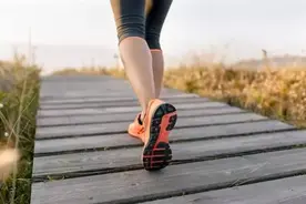 每天走路6000步，一次走完还是分开走？三个要求你达到几个？图片