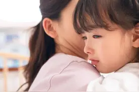 "你是老大，要让着弟弟"，女儿下意识地反问，令妈妈心头不是滋味图片
