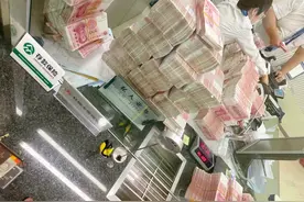 最新！上海银行调取监控，回应“大V怒提500万元现金！”图片