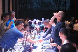 老领导偷偷告诉我：饭局上，如果你人微言轻，就别抢着去端茶倒水图片
