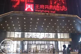 没戴口罩的外卖小哥，在南昌王府井商场被拦，进去一看工作人员也没戴图片